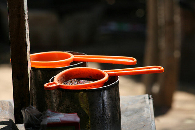 coffee brewing by strainer filter