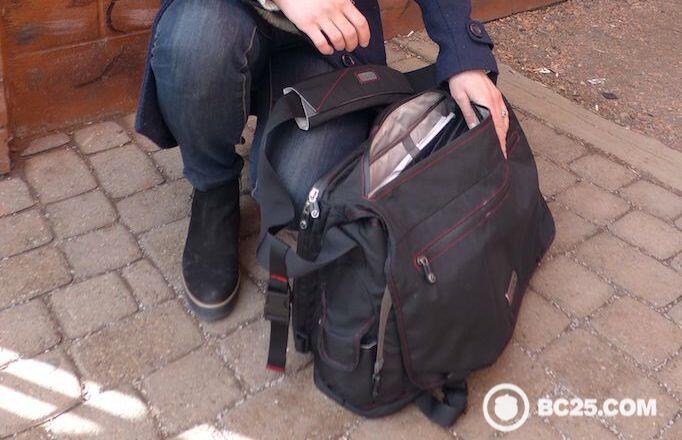 You can easily access the items in your bag without opening the top flap.